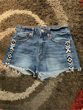 H&M women’s Blue denim High-waisted micro Shorts with Embroidered Trim size 2